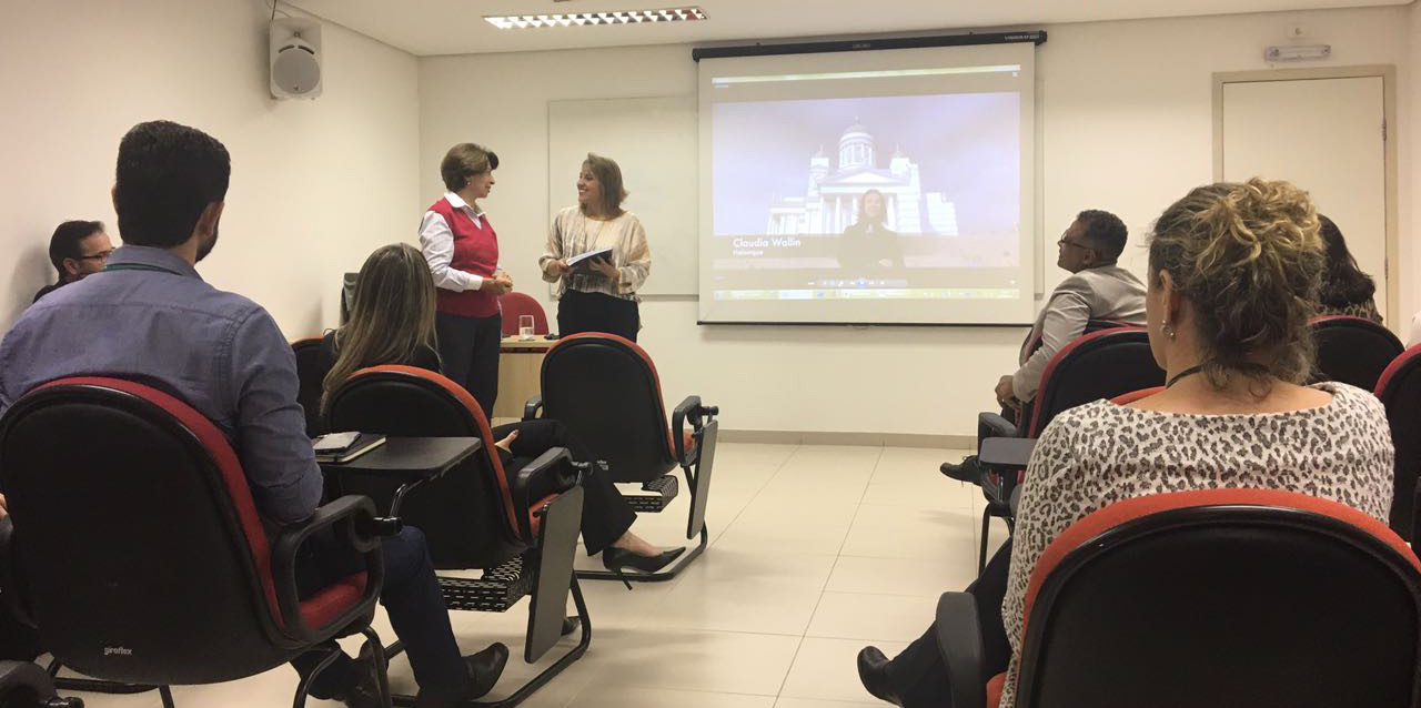 A coordenadora do projeto Na Ponta do Lápis do TCEMG, Naila Mourthé durante palestra em Campo Grande (MS)